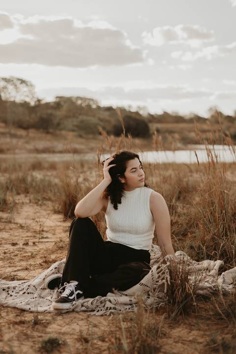 ensaio feminino externo lago roupa preta e branca menina cacheada'