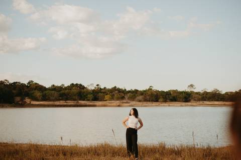 ensaio feminino externo lago roupa preta e branca menina cacheada'