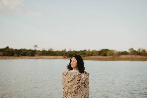 ensaio feminino externo lago roupa preta e branca  com manta de renda, menina cacheada'