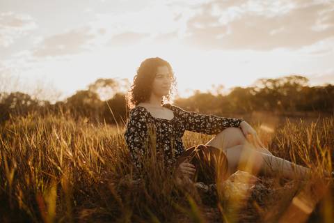 ensaio feminino externo a beira do lago com roupa preta e branca e chapeu marron estilo boho, menina cacheada. fotos no por do sol, '