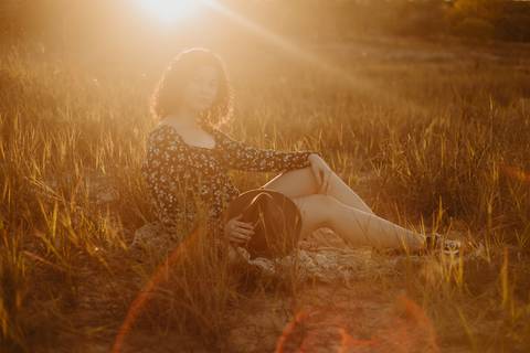 ensaio feminino externo a beira do lago com roupa preta e branca e chapeu marron estilo boho, menina cacheada. fotos no por do sol, '