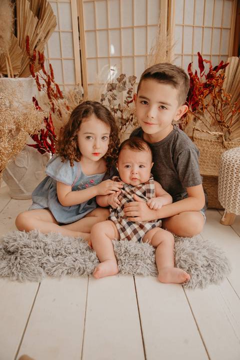 ensaio de bebê 3 meses no estudio, ensaio fotografico acompanhamento de bebê em campo grande, mato grosso do sul, fotografa franciele duailibi fotografia, fotos com irmãos'