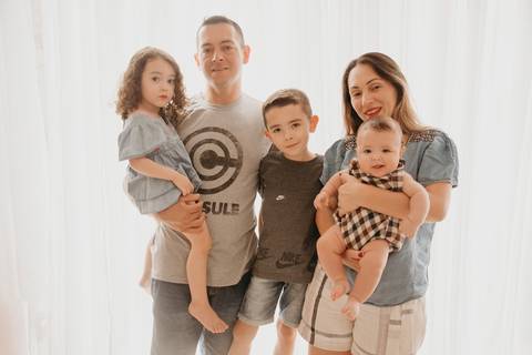 ensaio de bebê 3 meses no estudio, ensaio fotografico acompanhamento de bebê em campo grande, mato grosso do sul, fotografa franciele duailibi fotografia, fotos com familia na janela'