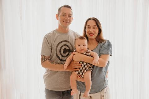 ensaio de bebê 3 meses no estudio, ensaio fotografico acompanhamento de bebê em campo grande, mato grosso do sul, fotografa franciele duailibi fotografia, fotos com familia na janela'