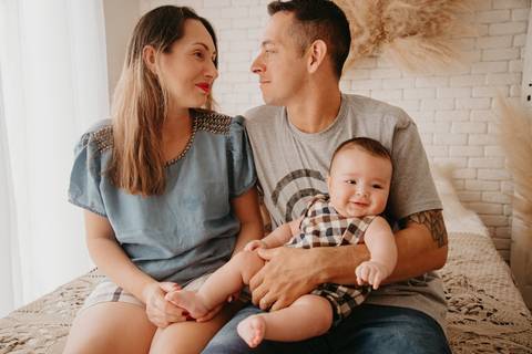 ensaio de bebê 3 meses no estudio, ensaio fotografico acompanhamento de bebê em campo grande, mato grosso do sul, fotografa franciele duailibi fotografia, fotos com familia na cama'
