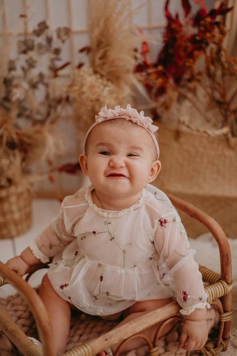 ensaio bebe menina 6 meses no estudio, estilo boho no bercinho de vime'