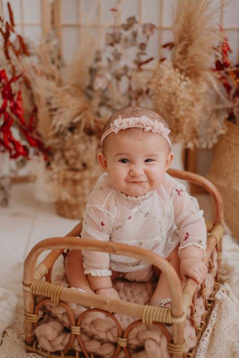 ensaio bebe menina 6 meses no estudio, estilo boho no bercinho de vime'