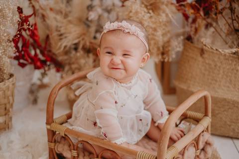 ensaio bebe menina 6 meses no estudio, estilo boho no bercinho de vime'