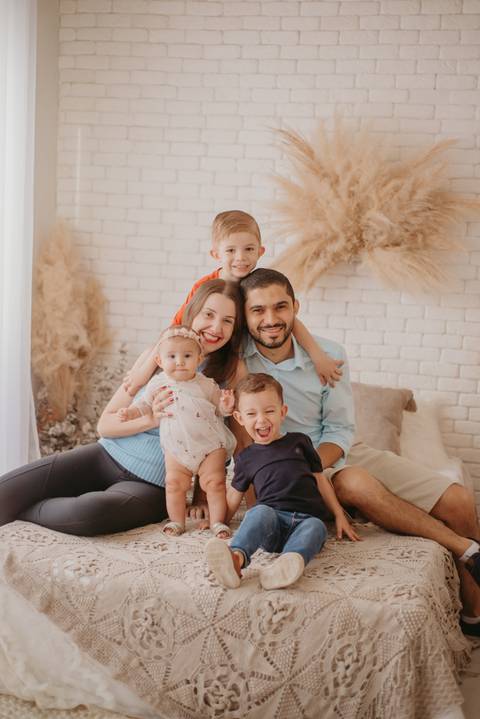 ensaio bebe menina 6 meses no estudio, estilo boho no bercinho de vime'