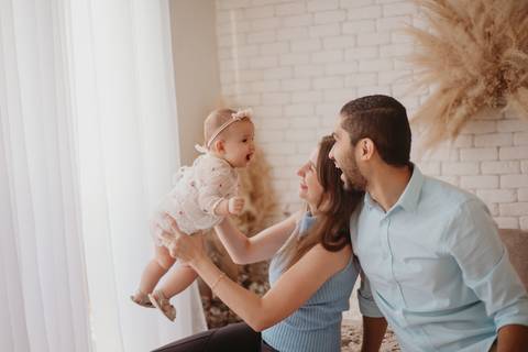 ensaio bebe menina 6 meses no estudio, estilo boho no bercinho de vime'