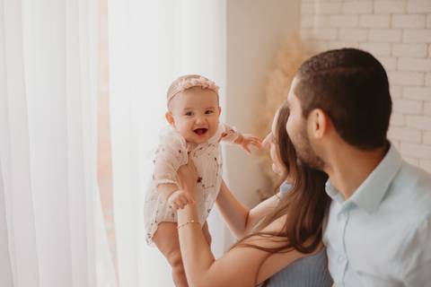 ensaio bebe menina 6 meses no estudio, estilo boho no bercinho de vime'