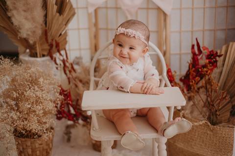ensaio bebe menina 6 meses no estudio, estilo boho na cadeirinha love prop'