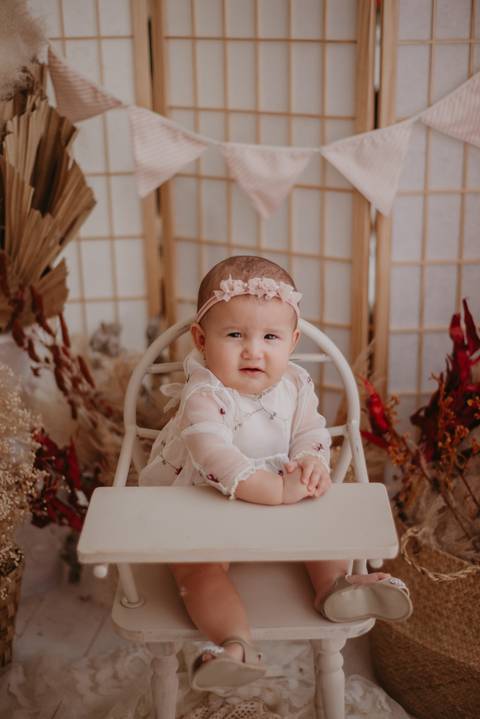 ensaio bebe menina 6 meses no estudio, estilo boho na cadeirinha love prop'