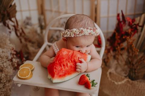 ensaio bebe menina 6 meses no estudio, estilo boho na cadeirinha love prop com melancia e frutinhas, introdução alimentar, ensaio com frutinhas bebes, ensaio de introdução alimentar'