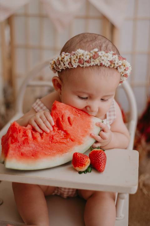 ensaio bebe menina 6 meses no estudio, estilo boho na cadeirinha love prop com melancia e frutinhas, introdução alimentar, ensaio com frutinhas bebes, ensaio de introdução alimentar'