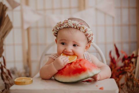 ensaio bebe menina 6 meses no estudio, estilo boho na cadeirinha love prop com melancia e frutinhas, introdução alimentar, ensaio com frutinhas bebes, ensaio de introdução alimentar'