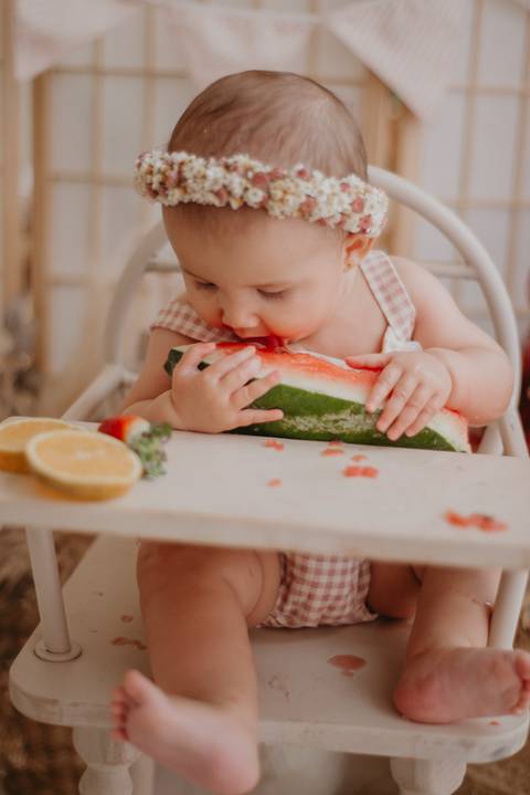 ensaio bebe menina 6 meses no estudio, estilo boho na cadeirinha love prop com melancia e frutinhas, introdução alimentar, ensaio com frutinhas bebes, ensaio de introdução alimentar'