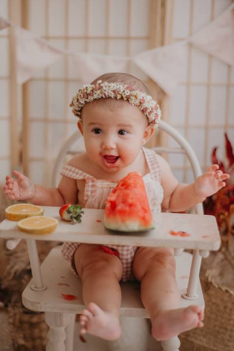 ensaio bebe menina 6 meses no estudio, estilo boho na cadeirinha love prop com melancia e frutinhas, introdução alimentar, ensaio com frutinhas bebes, ensaio de introdução alimentar'