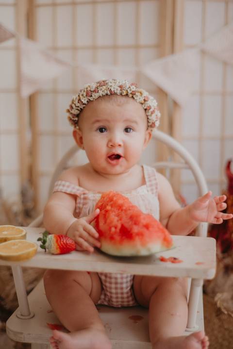 ensaio bebe menina 6 meses no estudio, estilo boho na cadeirinha love prop com melancia e frutinhas, introdução alimentar, ensaio com frutinhas bebes, ensaio de introdução alimentar'