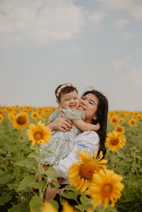 ensaio familia 2 aninhos, ensaio familia no girassol,  fotos de familia no girassol., campo de girasol em campo grande, ensaio bebe 2 aninhos no girassol, fotografo em campo grande; fotos de familia em campo grande; ensaio de gravida em campo grande'