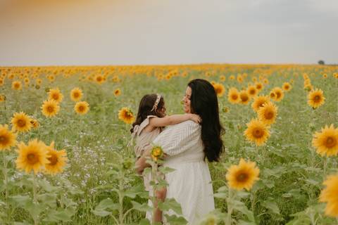 ensaio familia 4 aninhos, ensaio familia no girassol,  fotos de familia no girassol., campo de girasol em campo grande, ensaio bebe 2 aninhos no girassol, fotografo em campo grande; fotos de familia em campo grande; ensaio de gravida em campo grande'