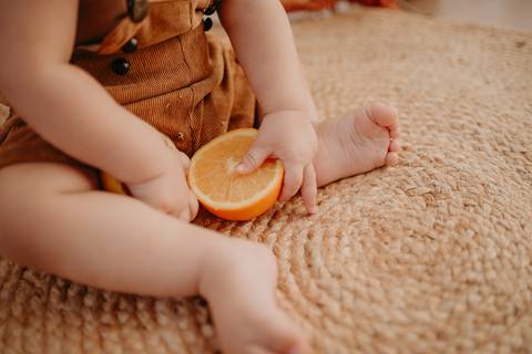ensaio bebe menino 6 meses no estudio, estilo boho, ensaio laranja,
fotos em familia no estudio, ensaio bebe na agua, agua com frutinhas, bebe na bacia, agua banquinha'
