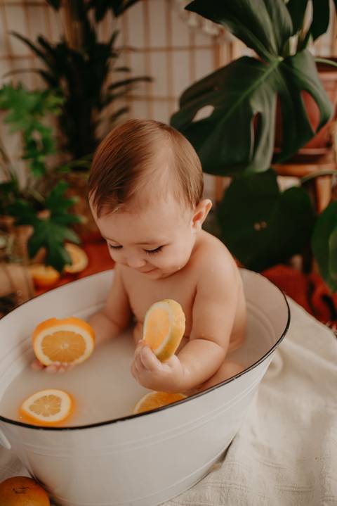 ensaio bebe menino 6 meses no estudio, estilo boho, ensaio laranja,
fotos em familia no estudio, ensaio bebe na agua, agua com frutinhas, bebe na bacia, agua banquinha'