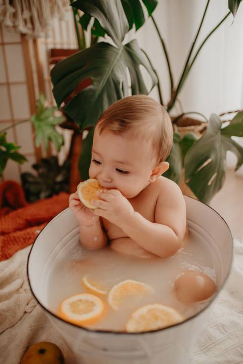 ensaio bebe menino 6 meses no estudio, estilo boho, ensaio laranja,
fotos em familia no estudio, ensaio bebe na agua, agua com frutinhas, bebe na bacia, agua banquinha'