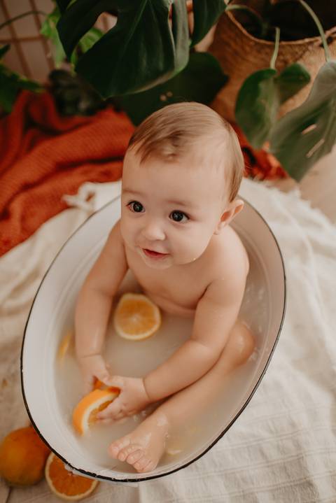 ensaio bebe menino 6 meses no estudio, estilo boho, ensaio laranja,
fotos em familia no estudio, ensaio bebe na agua, agua com frutinhas, bebe na bacia, agua banquinha'