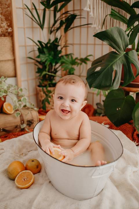 ensaio bebe menino 6 meses no estudio, estilo boho, ensaio laranja,
fotos em familia no estudio, ensaio bebe na agua, agua com frutinhas, bebe na bacia, agua banquinha'