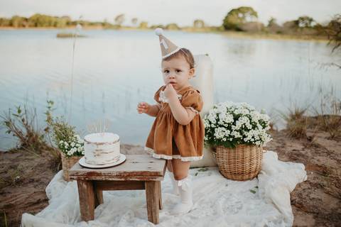 fotografo de bebes em campo grade, smash the cake, boho, smash the cake minimalista, ensaio externo, lago, ensai boho, smash com bolo branco, ensaio familia, ensaio pinterest, bebe camponesa, ensaio com margaridas, bebe com cestinha'