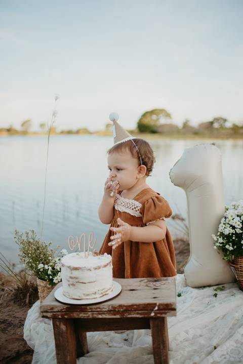 fotografo de bebes em campo grade, smash the cake, boho, smash the cake minimalista, ensaio externo, lago, ensai boho, smash com bolo branco, ensaio familia, ensaio pinterest, bebe camponesa, ensaio com margaridas, bebe com cestinha'