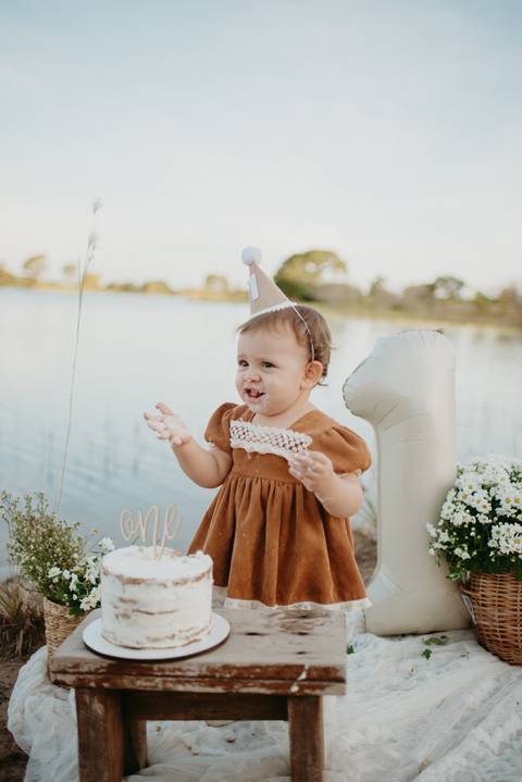 fotografo de bebes em campo grade, smash the cake, boho, smash the cake minimalista, ensaio externo, lago, ensai boho, smash com bolo branco, ensaio familia, ensaio pinterest, bebe camponesa, ensaio com margaridas, bebe com cestinha'