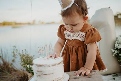 fotografo de bebes em campo grade, smash the cake, boho, smash the cake minimalista, ensaio externo, lago, ensai boho, smash com bolo branco, ensaio familia, ensaio pinterest, bebe camponesa, ensaio com margaridas, bebe com cestinha'