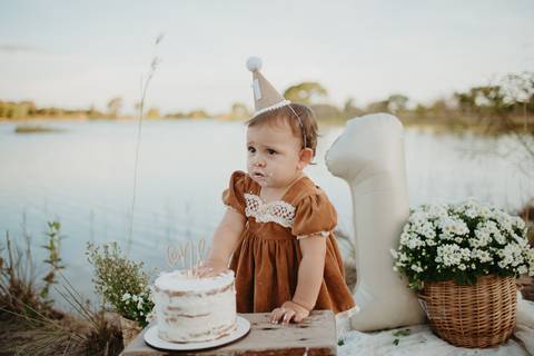 fotografo de bebes em campo grade, smash the cake, boho, smash the cake minimalista, ensaio externo, lago, ensai boho, smash com bolo branco, ensaio familia, ensaio pinterest, bebe camponesa, ensaio com margaridas, bebe com cestinha'