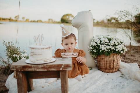fotografo de bebes em campo grade, smash the cake, boho, smash the cake minimalista, ensaio externo, lago, ensai boho, smash com bolo branco, ensaio familia, ensaio pinterest, bebe camponesa, ensaio com margaridas, bebe com cestinha'