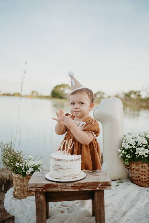 fotografo de bebes em campo grade, smash the cake, boho, smash the cake minimalista, ensaio externo, lago, ensai boho, smash com bolo branco, ensaio familia, ensaio pinterest, bebe camponesa, ensaio com margaridas, bebe com cestinha'