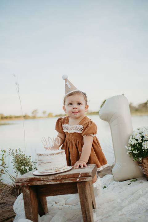 fotografo de bebes em campo grade, smash the cake, boho, smash the cake minimalista, ensaio externo, lago, ensai boho, smash com bolo branco, ensaio familia, ensaio pinterest, bebe camponesa, ensaio com margaridas, bebe com cestinha'