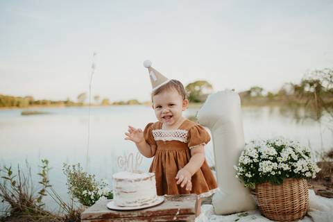 fotografo de bebes em campo grade, smash the cake, boho, smash the cake minimalista, ensaio externo, lago, ensai boho, smash com bolo branco, ensaio familia, ensaio pinterest, bebe camponesa, ensaio com margaridas, bebe com cestinha'