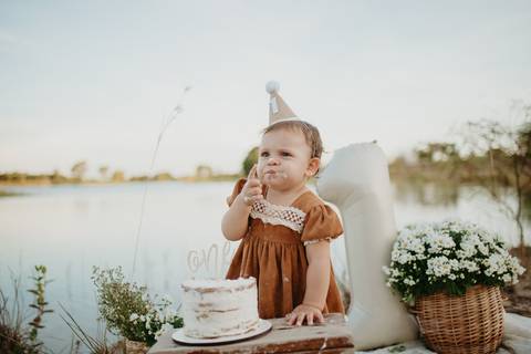 fotografo de bebes em campo grade, smash the cake, boho, smash the cake minimalista, ensaio externo, lago, ensai boho, smash com bolo branco, ensaio familia, ensaio pinterest, bebe camponesa, ensaio com margaridas, bebe com cestinha'