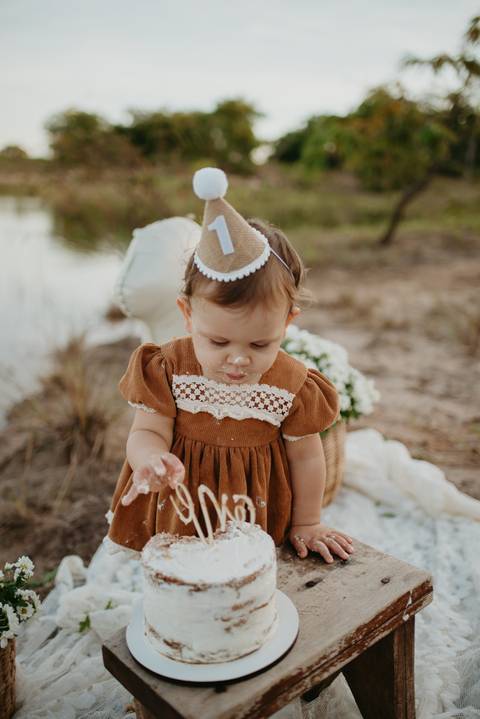 fotografo de bebes em campo grade, smash the cake, boho, smash the cake minimalista, ensaio externo, lago, ensai boho, smash com bolo branco, ensaio familia, ensaio pinterest, bebe camponesa, ensaio com margaridas, bebe com cestinha'