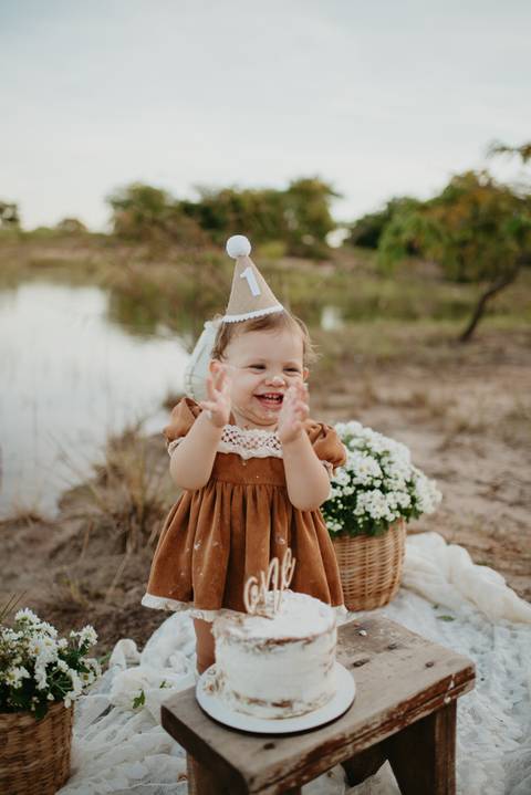 fotografo de bebes em campo grade, smash the cake, boho, smash the cake minimalista, ensaio externo, lago, ensai boho, smash com bolo branco, ensaio familia, ensaio pinterest, bebe camponesa, ensaio com margaridas, bebe com cestinha'