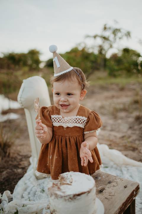 fotografo de bebes em campo grade, smash the cake, boho, smash the cake minimalista, ensaio externo, lago, ensai boho, smash com bolo branco, ensaio familia, ensaio pinterest, bebe camponesa, ensaio com margaridas, bebe com cestinha'
