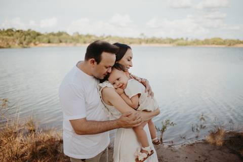 fotografo de bebes em campo grade, smash the cake, boho, smash the cake minimalista, ensaio externo, lago, ensai boho, smash com bolo branco, ensaio familia, ensaio pinterest, bebe camponesa, ensaio com margaridas, bebe com cestinha'