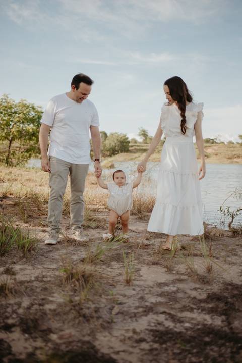fotografo de bebes em campo grade, smash the cake, boho, smash the cake minimalista, ensaio externo, lago, ensai boho, smash com bolo branco, ensaio familia, ensaio pinterest, bebe camponesa, ensaio com margaridas, bebe com cestinha'