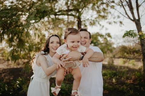 fotografo de bebes em campo grade, smash the cake, boho, smash the cake minimalista, ensaio externo, lago, ensai boho, smash com bolo branco, ensaio familia, ensaio pinterest, bebe camponesa, ensaio com margaridas, bebe com cestinha'