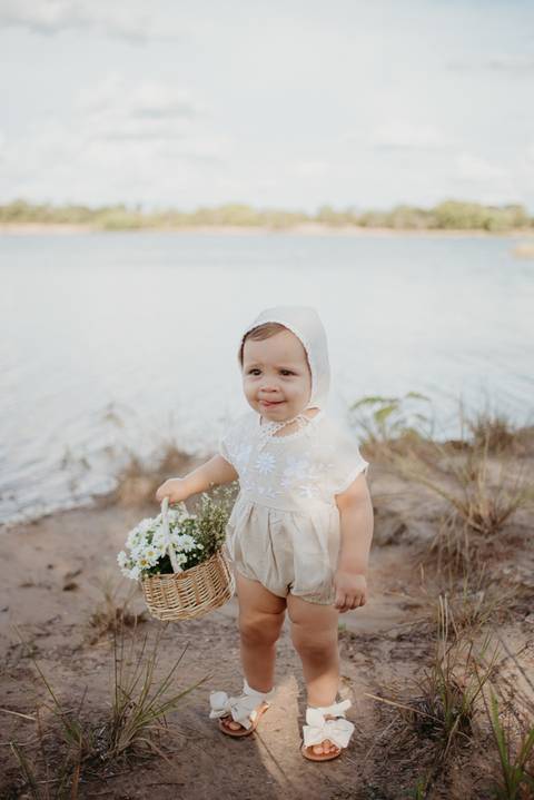 fotografo de bebes em campo grade, smash the cake, boho, smash the cake minimalista, ensaio externo, lago, ensai boho, smash com bolo branco, ensaio familia, ensaio pinterest, bebe camponesa, ensaio com margaridas, bebe com cestinha'