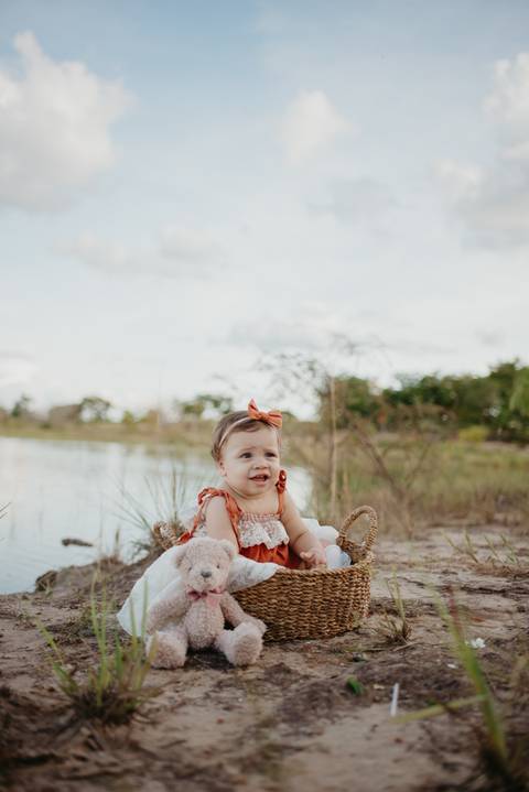 fotografo de bebes em campo grade, smash the cake, boho, smash the cake minimalista, ensaio externo, lago, ensai boho, smash com bolo branco, ensaio familia, ensaio pinterest, bebe camponesa, ensaio com margaridas, bebe com cestinha'