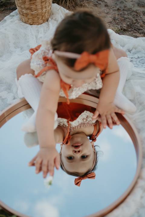 fotografo de bebes em campo grade, smash the cake, boho, smash the cake minimalista, ensaio externo, lago, ensai boho, smash com bolo branco, ensaio familia, ensaio pinterest, bebe camponesa, ensaio com margaridas, bebe com cestinha'