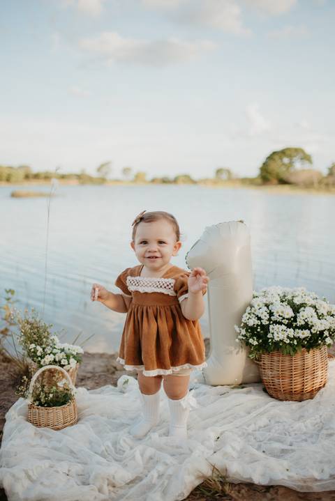 fotografo de bebes em campo grade, smash the cake, boho, smash the cake minimalista, ensaio externo, lago, ensai boho, smash com bolo branco, ensaio familia, ensaio pinterest, bebe camponesa, ensaio com margaridas, bebe com cestinha'